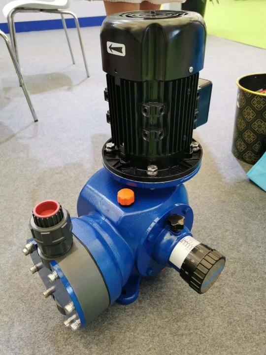 電機驅動計量泵，具有機械隔膜接液端和機械復位裝置。