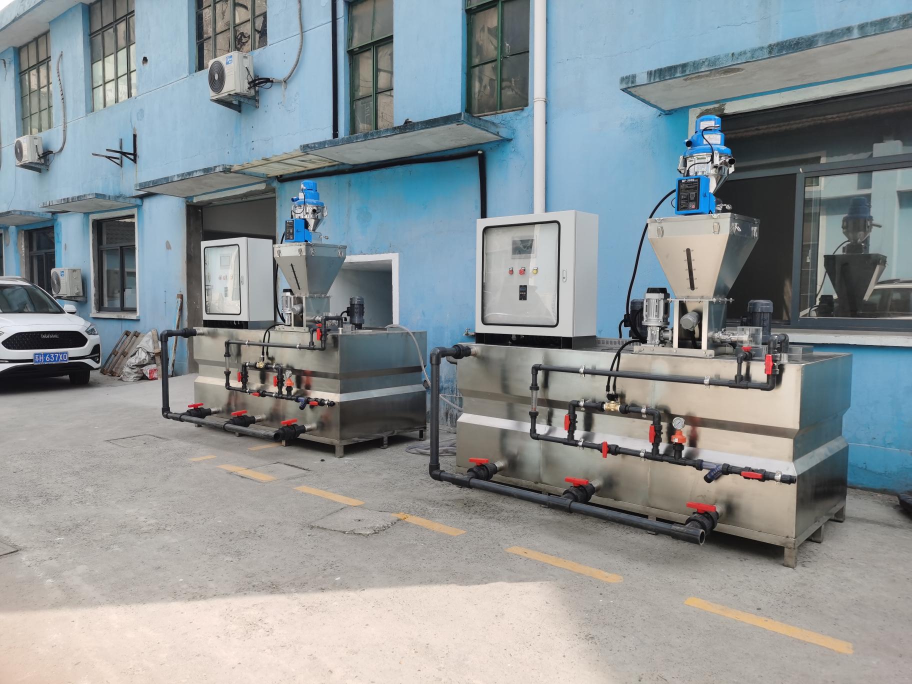本機小巧玲瓏，主要由1、電控系統，2、料斗，3、定量干粉投加器，  4、攪拌機，5、溶液箱，6、排空系統，7、給水系統組成