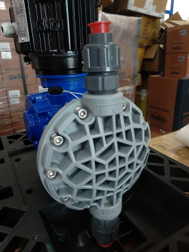 M51系列泵是一種機械隔膜計量泵，具有彈黃復位機械裝置和鋁制外殼。